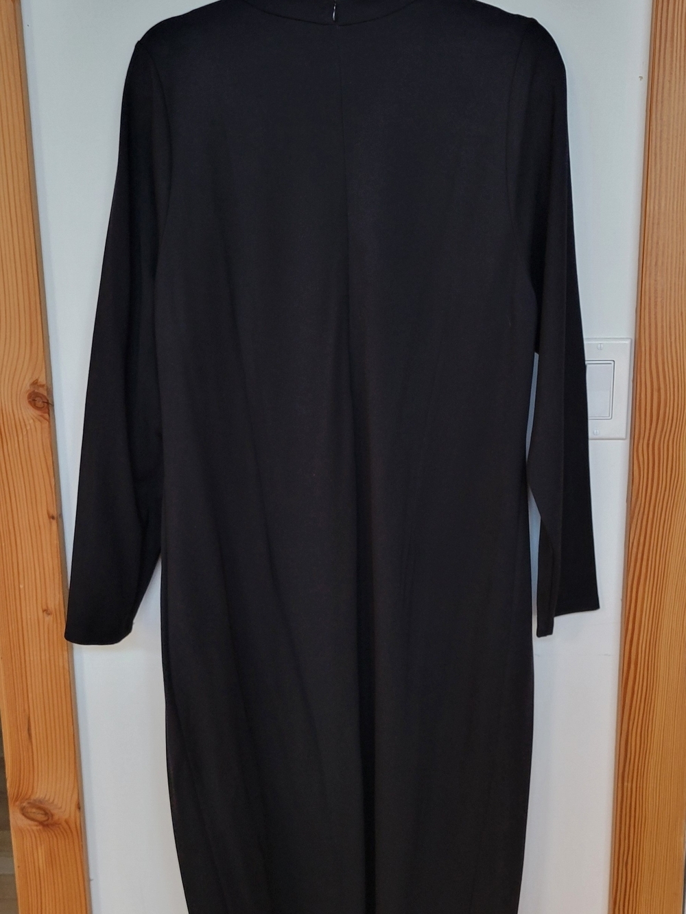 NWT-Sleek And Modern Addition Elle Long Sleeve Fitted Midi Dress With Cutout - Picture 3 of 5